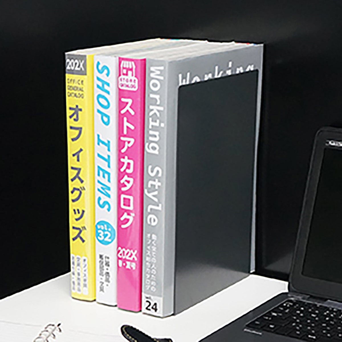 カタログやA4ファイルもしっかり保持する大型サイズ